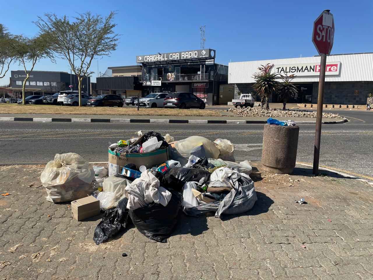 Accumulated rubbish outside the Pinegowrie Post Office precinct